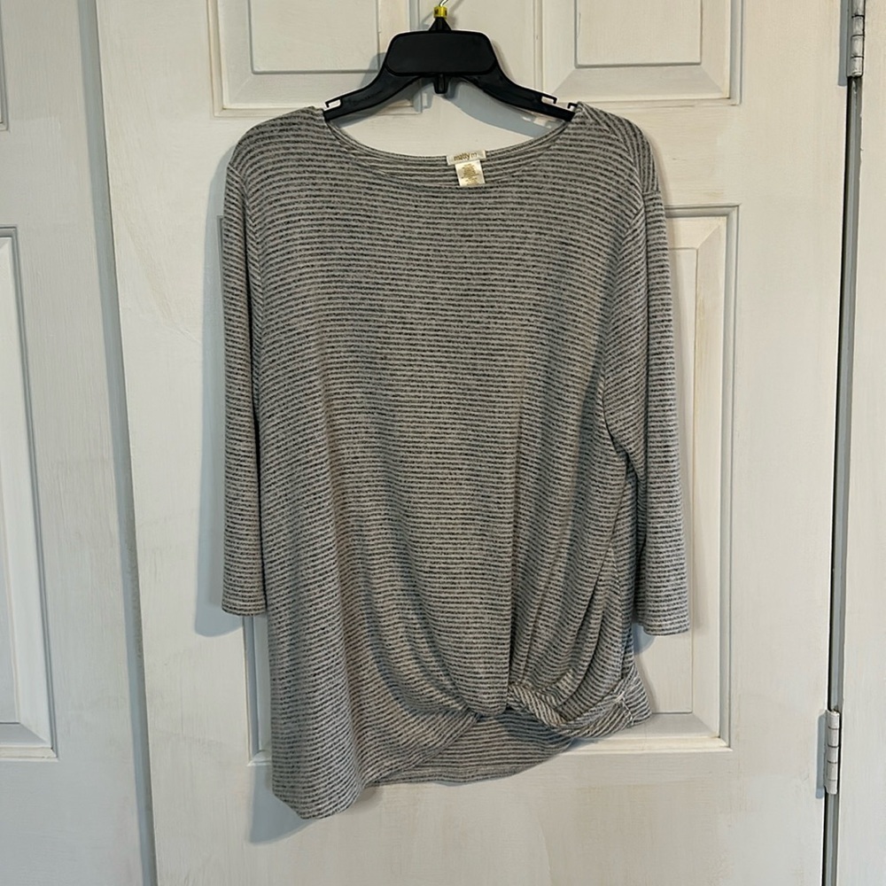 Marty M Grey top size large